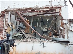 Quadrilha explode banco em Itambé, rende clientes de uma lanchonete para um ‘cordão humano’ e na fuga corta árvore para bloquear rodovia